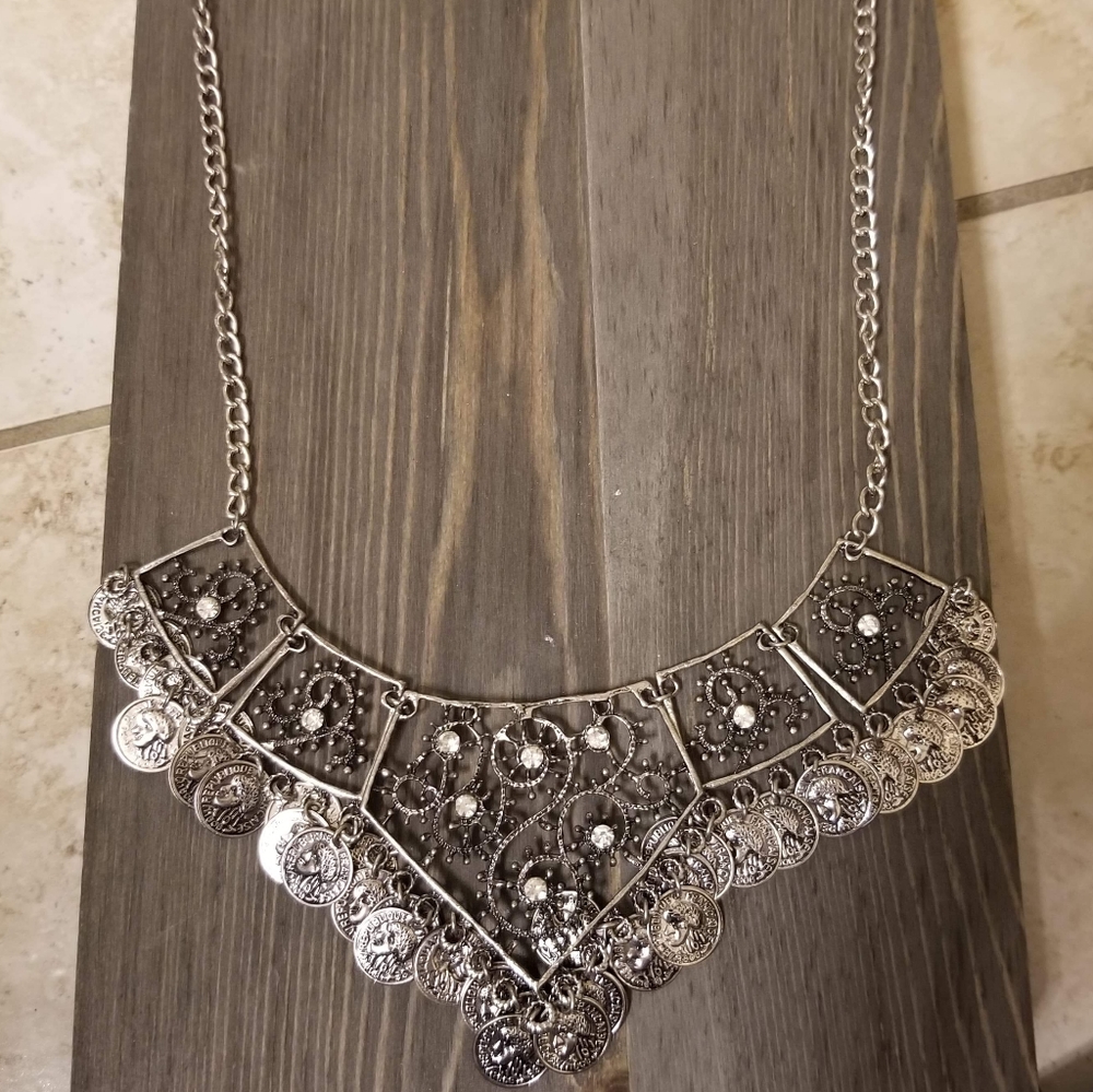 3/$30 NWOT Silver filigree necklace